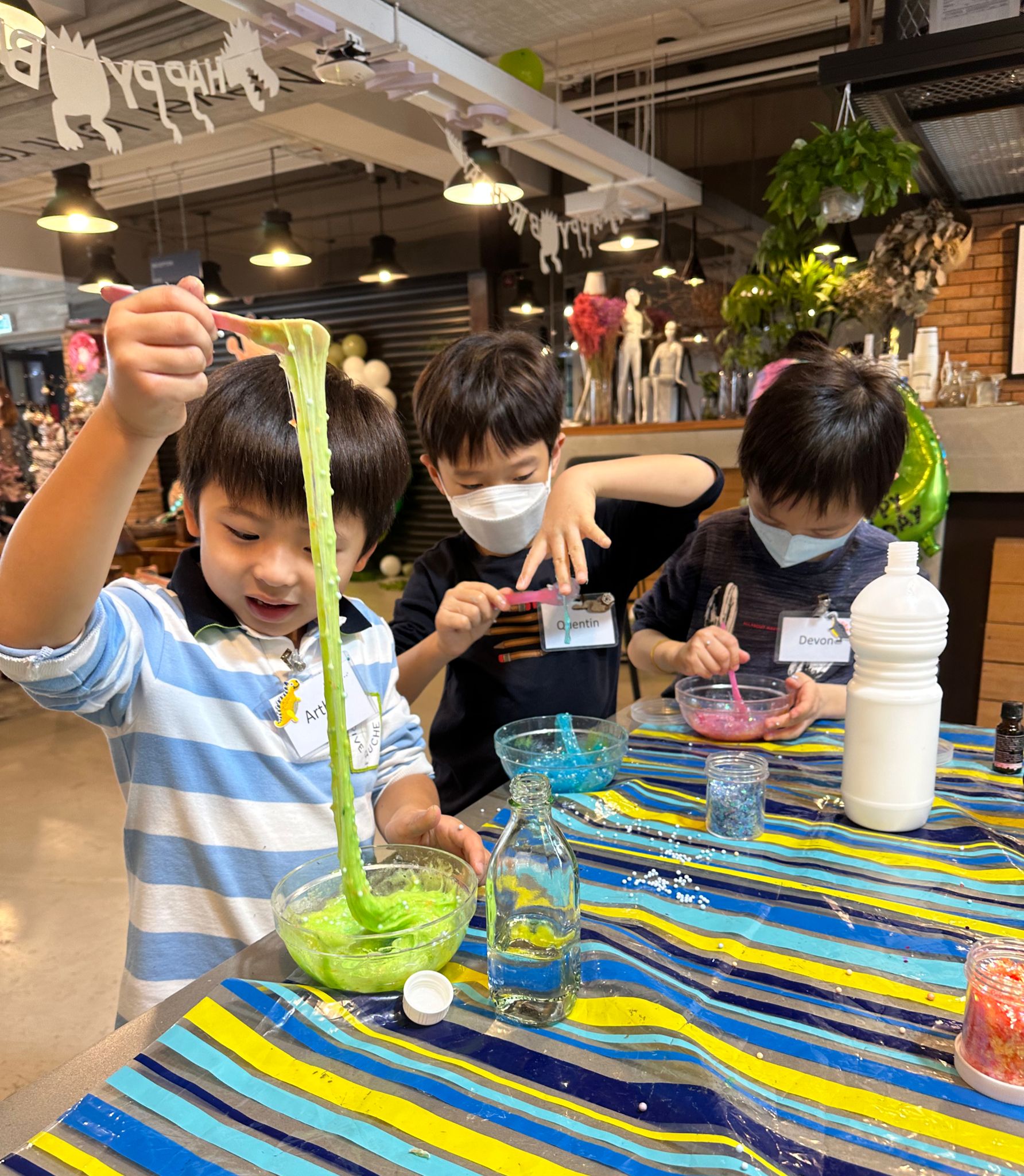 Slime Making: birthday parties hong kong childrens shows magic juggling functions birthdays party hong kong 生日會派對、小丑、扭汽球、­雜耍雜技, 舞蹈  遊戲, 小丑扭汽球、雜耍雜技